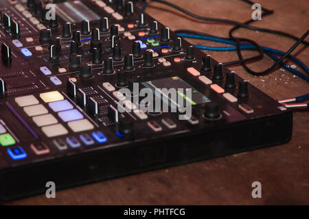 Coloruful DJ mixer de son conservés dans la nuit Party,Concert,Discothèque.Dj Clavier instrumet arrière-plan. Banque D'Images