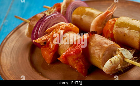 Crevettes grillées brochettes de saucisses et de l'Andouille Banque D'Images