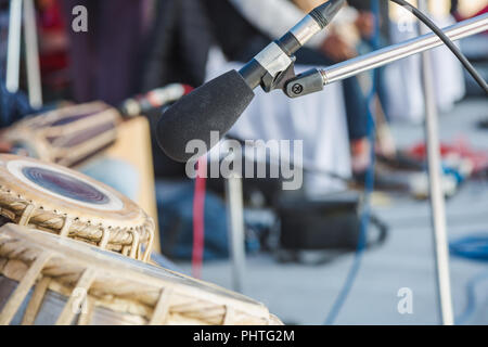 Instruments de musique avec support de microphone dans le Concert,close up de jouer des instruments de musique, batterie. Banque D'Images