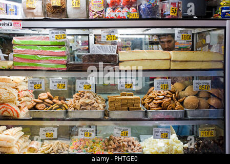 Portrait d'une douce horizontale commerçant vendant des bonbons traditionnels Sri Lanka. Banque D'Images