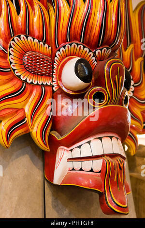 Close up vertical d'un masque traditionnel Sri Lanka. Banque D'Images