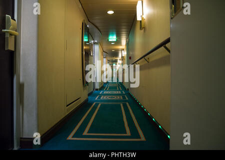 Design intérieur de pont de passagers couloir avec salon Chambres cabines sur le navire de croisière de conseil Banque D'Images