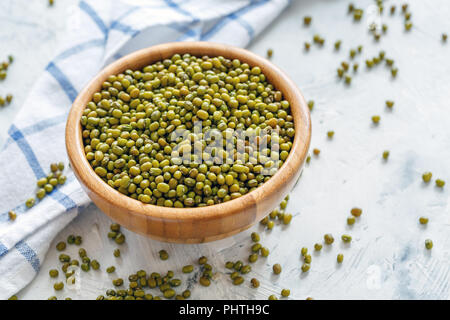 Les haricots mungo vert dans un bol en bois. Banque D'Images