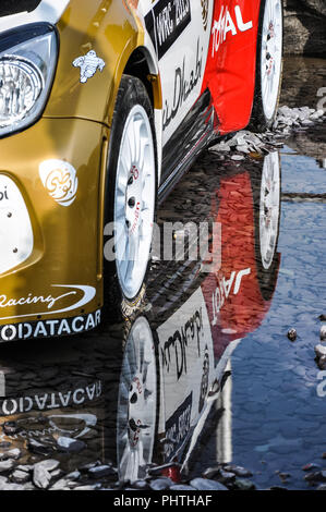 Al Qassimi's Abu Dhabi Citroën Total World Rally Team DS3 WRC World Rally Championship Rally voiture reflète dans l'eau de pluie. La réflexion. Banque D'Images