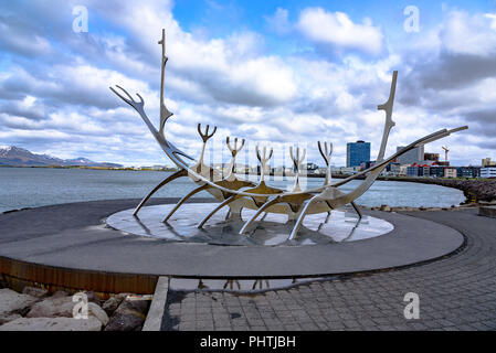 Le soleil sur la baie de Faxa sculpture Voyager à Reykjavik, Islande Banque D'Images