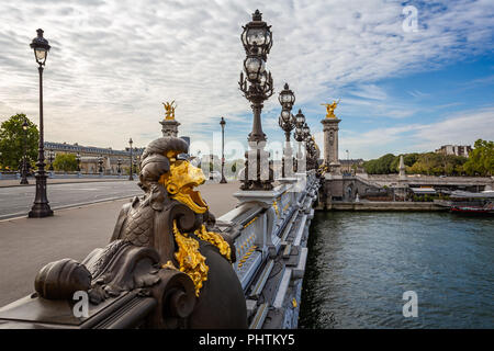Vue sur le Pont Alexandre III avec statues dorées et des rangées ou lampe ornés à Paris, France le 26 août 2018 Banque D'Images