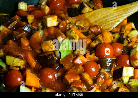 Ratatouille de légumes. Ragoût de légumes - tomates, courgettes, aubergines, laurier, piment rouge avec de l'aneth et sauce.Diététique Banque D'Images