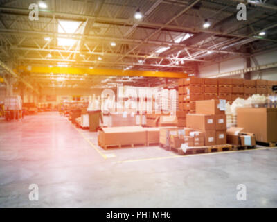 Entrepôt floue des locaux industriels pour le stockage de matériaux et bois, il y a un chariot élévateur pour conteneurs. Concept logistique, transport. Motion Blur ef Banque D'Images