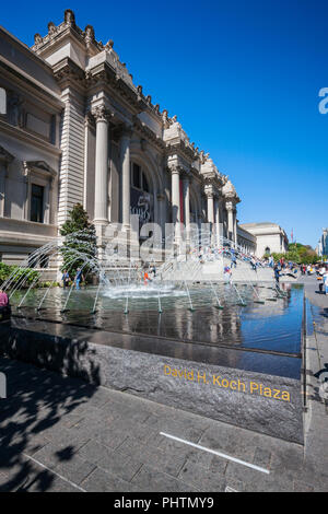 Fontaine d'eau en face du Metropolitan Museum of Art, David Koch Plaza, New York City Banque D'Images