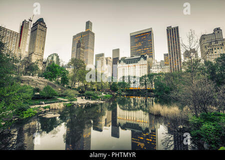 Reflets de l'eau dans les immeubles de Manhattan, New York Banque D'Images