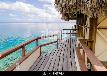 Bungalows sur pilotis à Moorea, Polynésie Française Banque D'Images