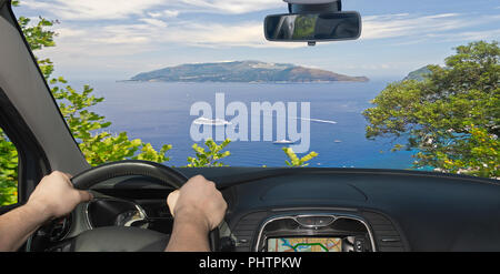 Conduire une voiture en direction de la magnifique péninsule de Sorrente, Capri, vu à partir de la baie de Naples, Italie Banque D'Images