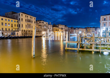 Vue panoramique de nuit sur le Grand Canal entre Cannaregio et quartier San Polo de Venise, Italie Banque D'Images