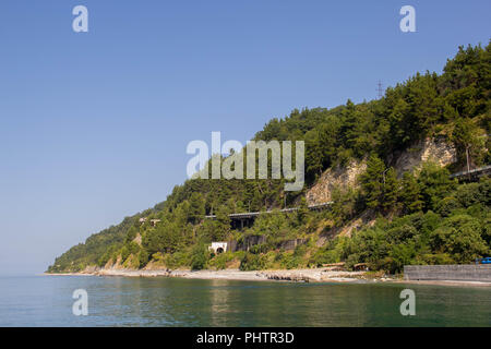 Belle vue panoramique à partir de la hauteur sur le village crétois de Plakias avec son relief vallonné, la plage et le littoral de la mer méditerranée. Banque D'Images