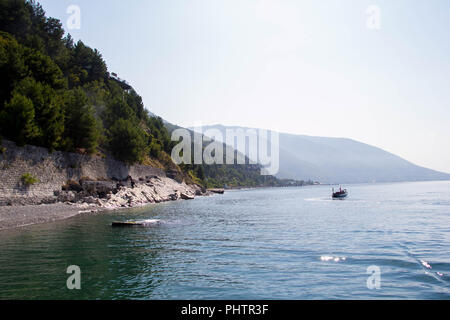 Belle vue panoramique à partir de la hauteur sur le village crétois de Plakias avec son relief vallonné, la plage et le littoral de la mer méditerranée. Banque D'Images