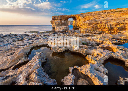 Fenêtre d'Azur dans l'île de Gozo, à Malte au coucher du soleil Banque D'Images