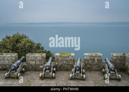 Canons sur les remparts de St Michaels Mount Banque D'Images