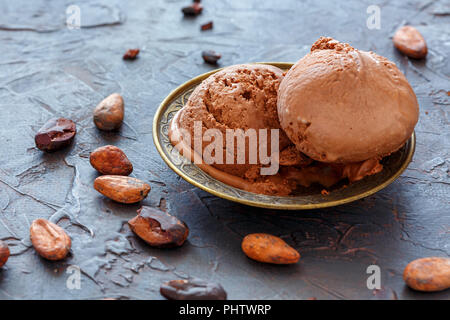 Glace au chocolat artisanal dans une plaque de bronze. Banque D'Images