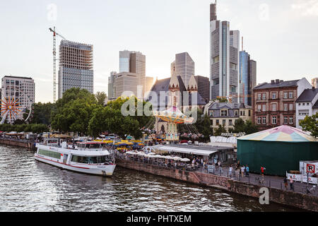 FRANKFURT AM MAIN, ALLEMAGNE - 07 août 2017 : Le quai de la rivière Main sur le fond de la place financière moderne à Frankfurt am Main Banque D'Images