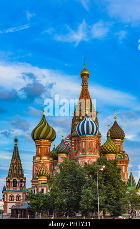 Moscou place rouge temple contre le ciel bleu Banque D'Images