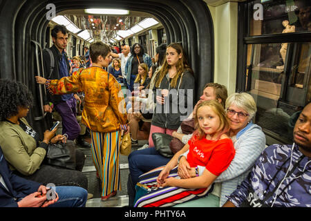 À l'intérieur d'un train de métro bondé sur le métro de Paris en France le 26 août 2018 Banque D'Images