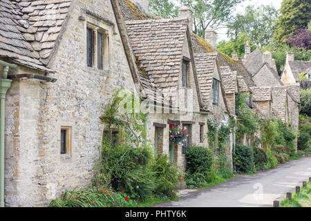 Cottages en pierre de Cotswold, Arlington Row, Bibury, Gloucestershire, Angleterre, Royaume-Uni Banque D'Images