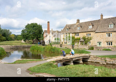 Pont de pierre sur la rivière Eye, Lower Slaughter, Gloucestershire, Angleterre, Royaume-Uni Banque D'Images