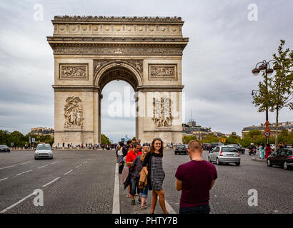 Vue sur l'Arc de Triomphe avec les touristes de l'Avenue des Champs-Élysées à Paris, France le 26 août 2018 Banque D'Images