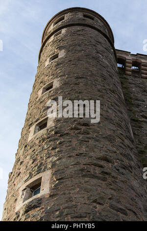 Vue rapprochée de windows sur tour ronde de Scrabo Tower, Newtownards, comté de Down, Irlande du Nord. Banque D'Images