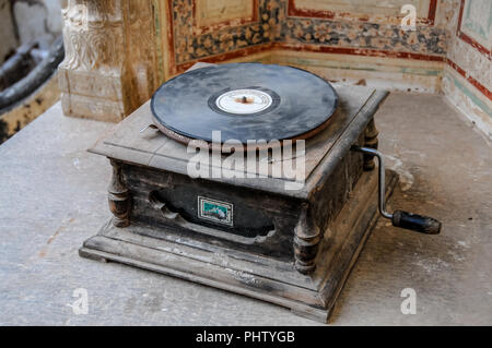 Une ancienne début 20ème siècle exposé dans un gramophone Rajasthan haveli Banque D'Images