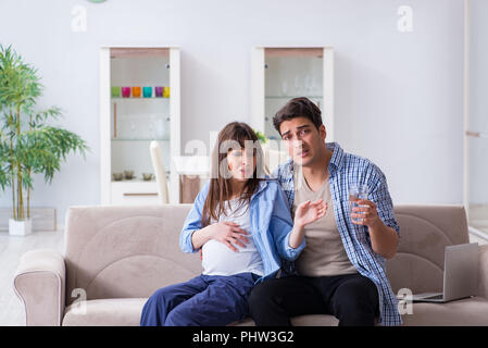 Femme enceinte avec son mari à la maison Banque D'Images