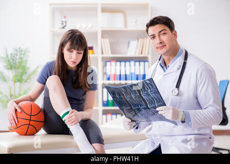 Joueur de basket-ball féminin médecin de passage après une blessure Banque D'Images