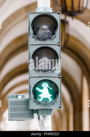 Feu de circulation de la rue avec un vert de gravure Banque D'Images