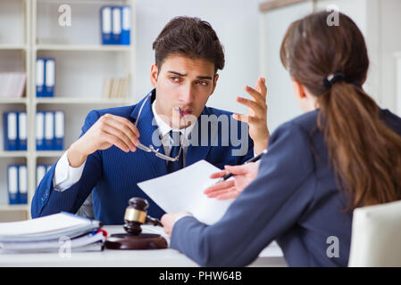 Parler à son avocat client in office Banque D'Images