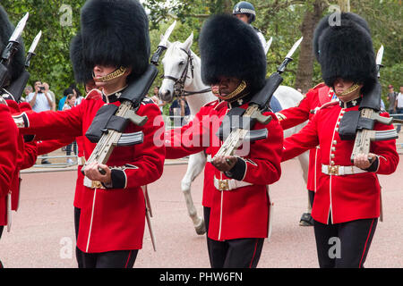 Grenadier Guards marching down the Mall in summer Banque D'Images