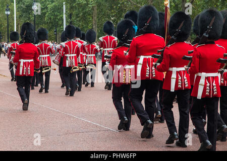 Grenadier Guards marching down the Mall in summer Banque D'Images