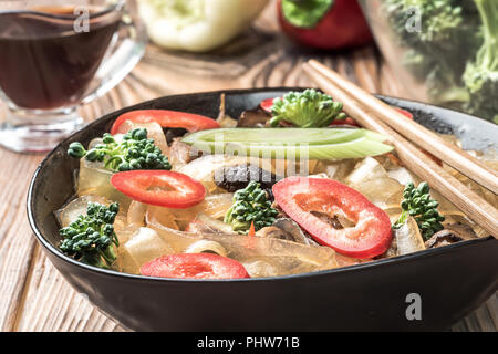 Nude asian plat épicé nouilles de verre épais couper les haricots mung fungosa en sauce aigre-douce Banque D'Images