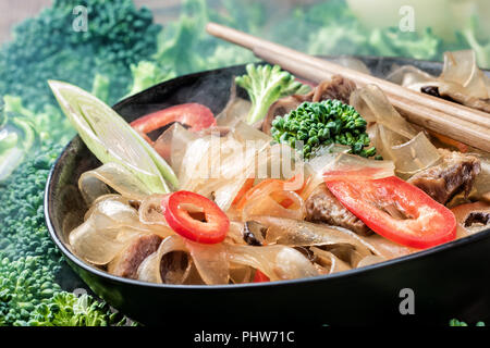 Nude asian plat épicé nouilles de verre épais couper les haricots mung fungosa en sauce aigre-douce Banque D'Images