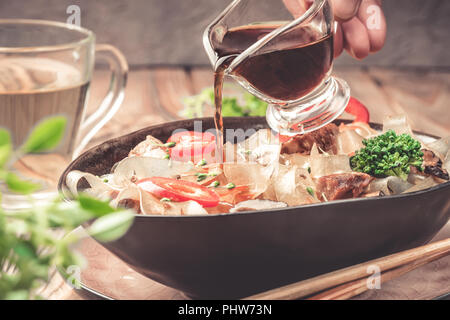 Nude asian plat épicé nouilles de verre épais couper les haricots mung fungosa en sauce aigre-douce Banque D'Images