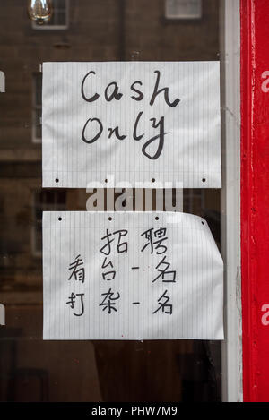 Inscrivez-Haddwritten en anglais et en chinois sur la fenêtre d'un chinois à emporter à Édimbourg, Écosse, Royaume-Uni. Banque D'Images