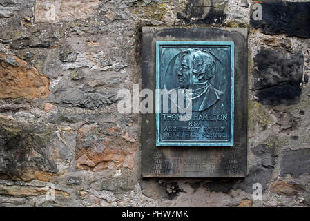 La plaque du centenaire dans le vieux cimetière de Calton commémorant Thomas Hamilton RSA, architecte de la Royal High School d'Édimbourg, Écosse, Royaume-Uni. Banque D'Images