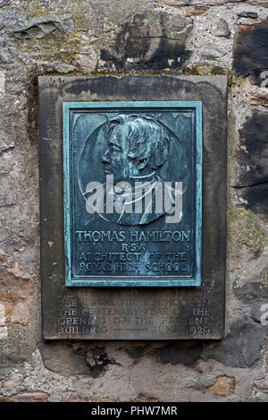 La plaque du centenaire dans le vieux cimetière de Calton commémorant Thomas Hamilton RSA, architecte de la Royal High School d'Édimbourg, Écosse, Royaume-Uni. Banque D'Images