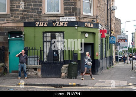La Vine Bar à l'angle de la rue Prince Regent et North Junction Street à Leith, Édimbourg, Écosse, Royaume-Uni. Banque D'Images