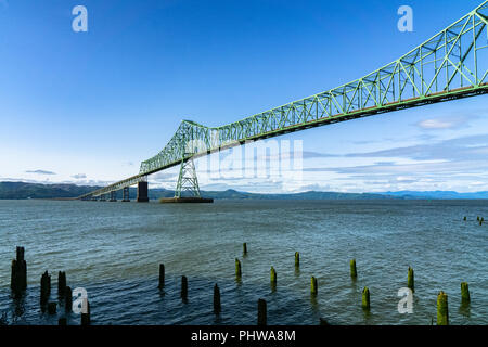 L'Astoria Megler Pont sur le fleuve Columbia vu de Astoria waterfront, côte de l'Oregon, US Route 101, USA. Banque D'Images