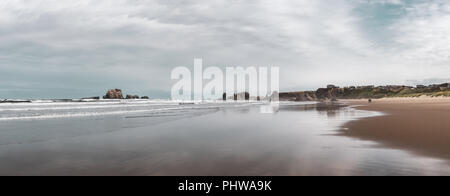 Beau panorama seascape de Bandon plage le matin sur l'image d'oceanic météo, côte de l'Oregon, USA. Banque D'Images