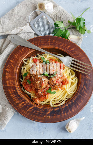 Les pâtes Spaghetti aux Boulettes de viande et de la sauce tomate. Banque D'Images