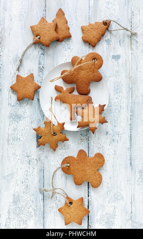 Christmas gingerbread sur une plaque blanche. Banque D'Images