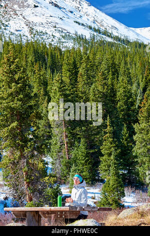Avoir randonneur reste sur le sentier dans les Montagnes Rocheuses Banque D'Images