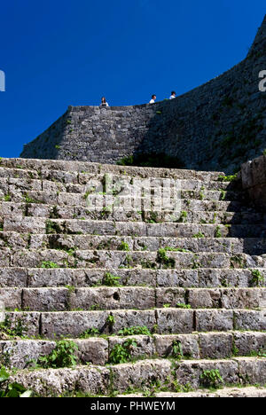 Photo montre les étapes menant à la 3e enceinte de Nakagusuku Castle ruins à Kitanakagusuku, Village de la préfecture d'Okinawa, Japon, le 20 mai 2012 Banque D'Images