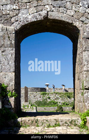 Les visiteurs apprécient la vue de la 3e enceinte de Nakagusuku Castle ruins à Kitanakagusuku, Village de la préfecture d'Okinawa, Japon, le 20 mai 2012. Nakag Banque D'Images